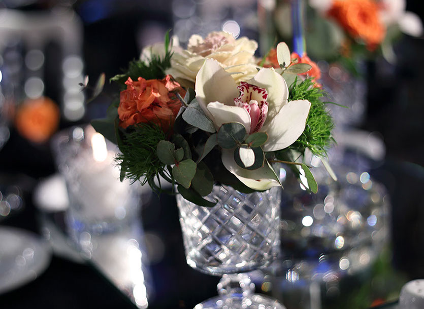 Masa çiçek süsleme